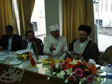 موبد خورشیدیان در مورد برخی از پرسشهای نوه اما در مورد عقاید، اندیشه و شریعت زرتشتی توضیحاتی ارایهمی دهد - عکس از رامین شهزادی